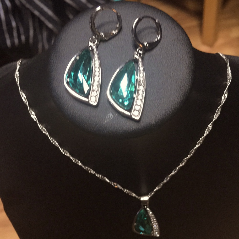 Women’s necklace and earring set